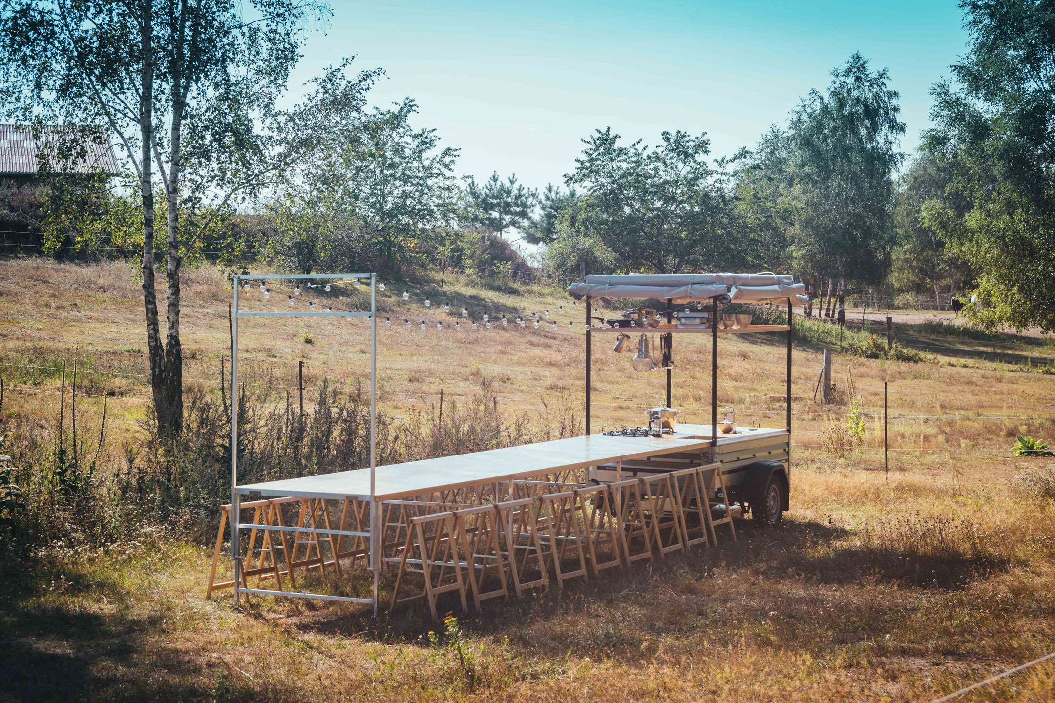 Kaufen 4 Autoanhänger mit langer Tafel und Kochmöglichkeit auf einer Wiese im grünen