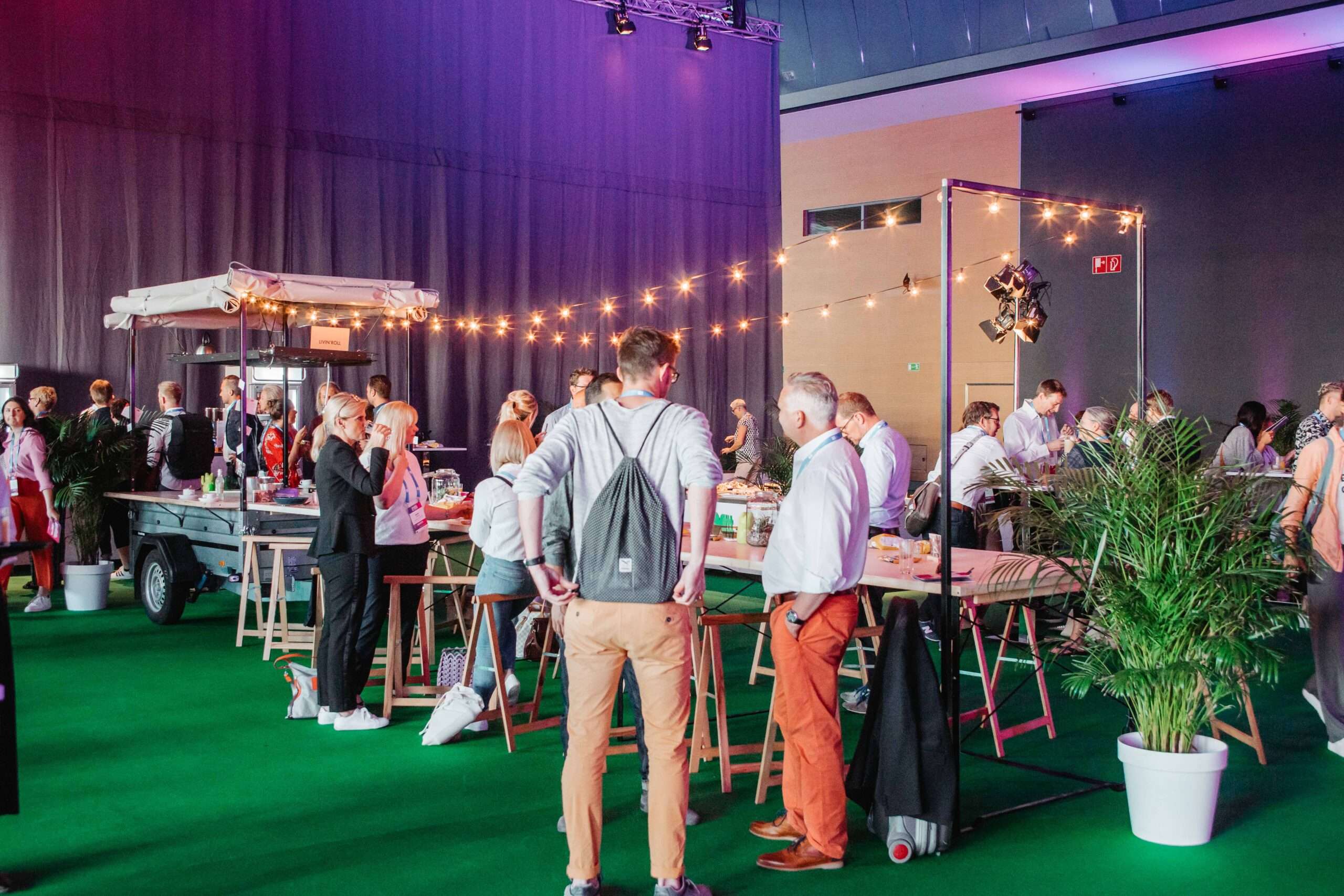 Lange Tafel bei einer Messe für Promotion und Sales