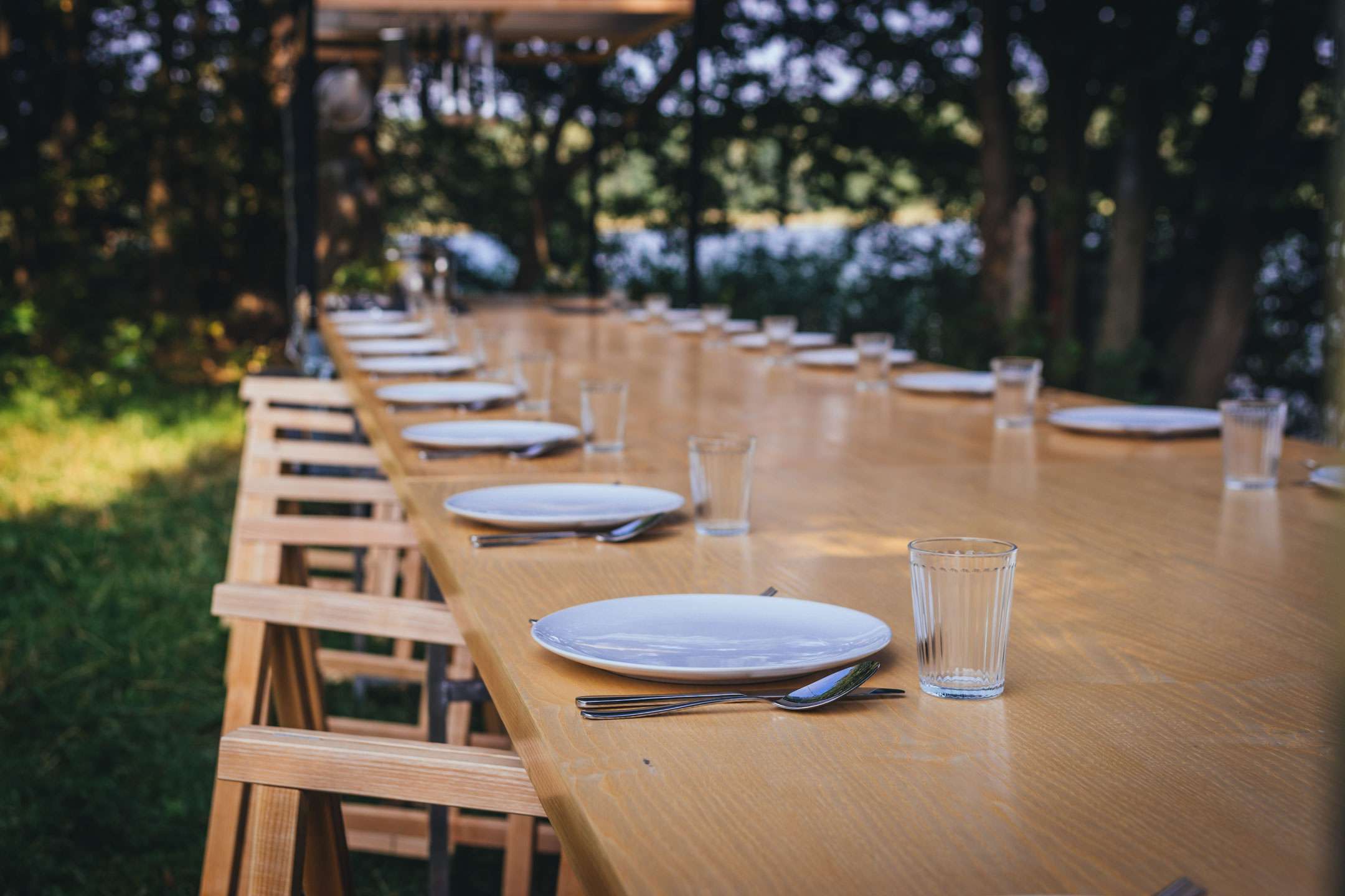 Kaufen 3 Close up shot von der langen Tafel mit Geschirr und Gläsern