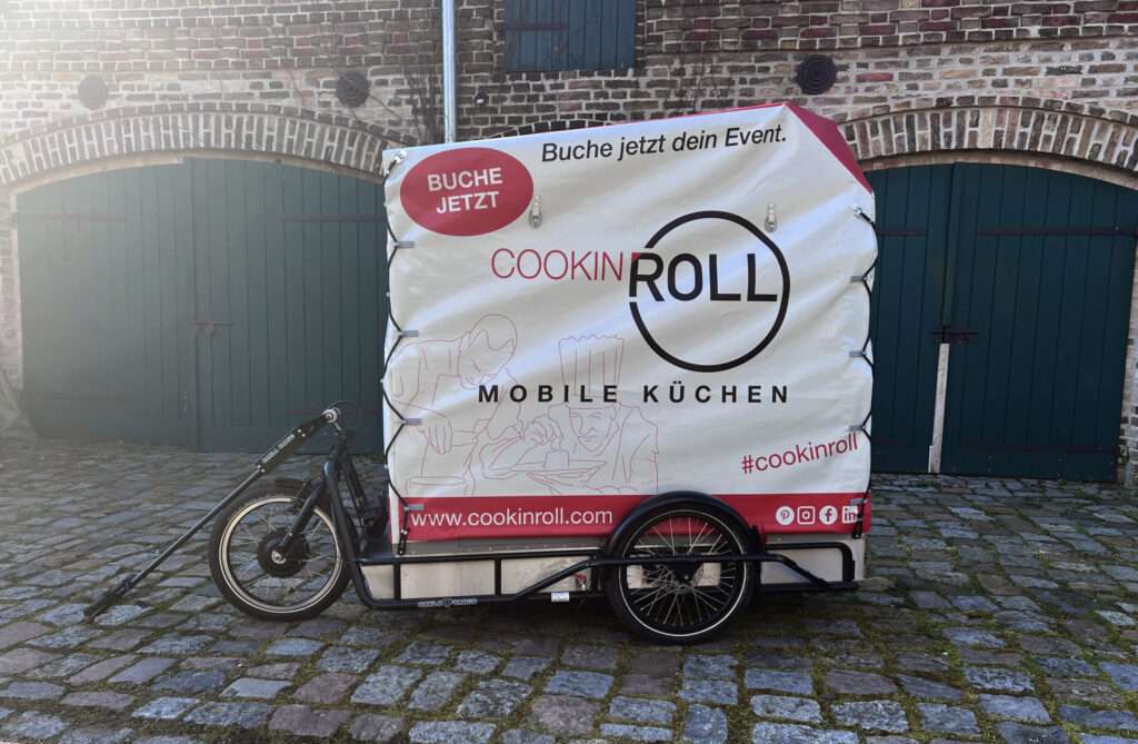 Der LIVIN'ROLL Fahrradanhänger auf einem Hof in Brandenburg