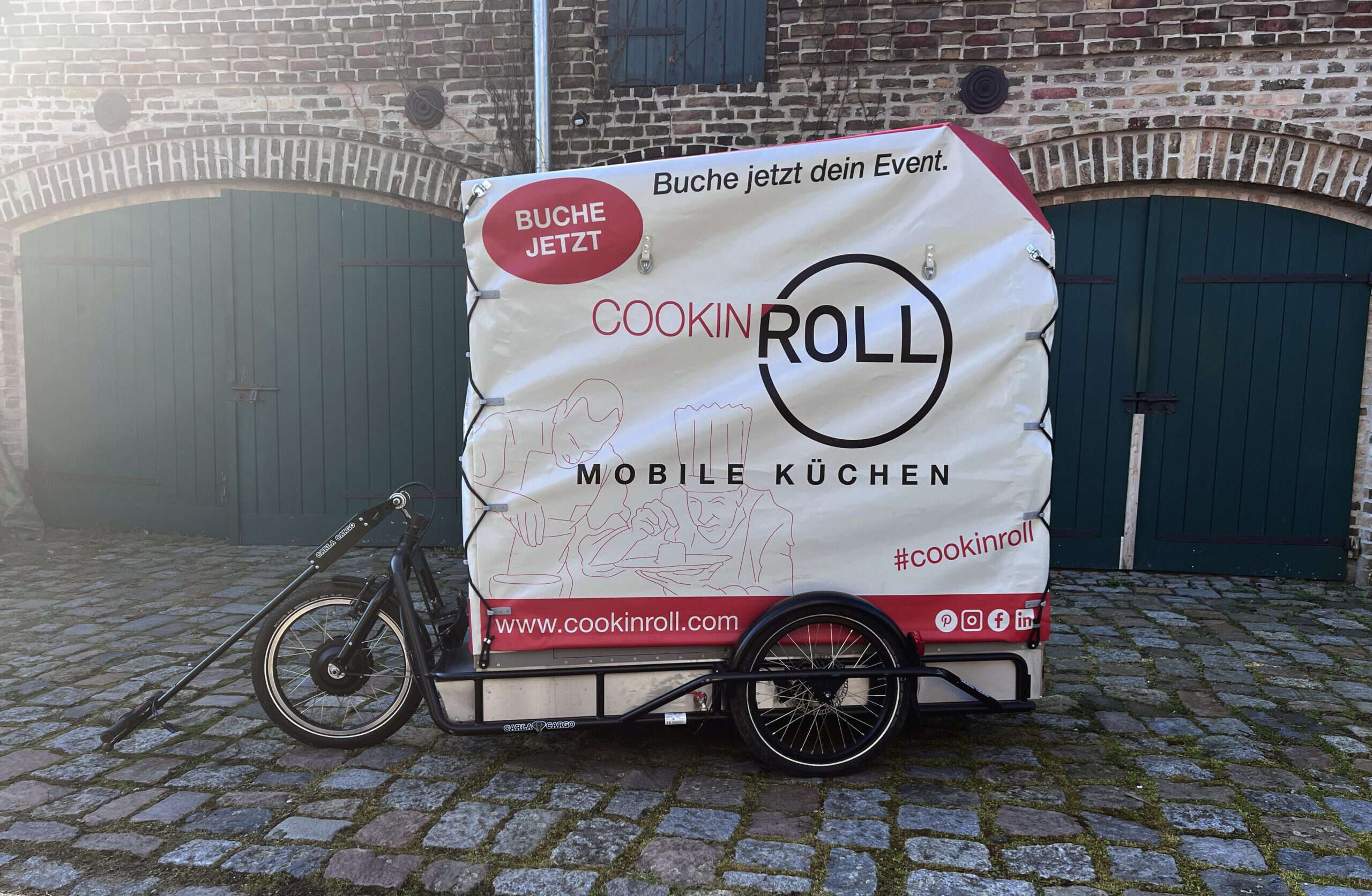 Kaufen 5 Der LIVIN'ROLL Fahrradanhänger auf einem Hof in Brandenburg