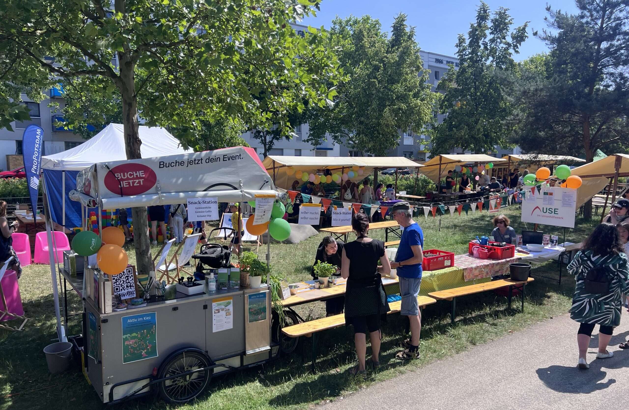 Fahrradanhänger mit langer Tafel bei der Union Sozialer Einrichtungen (USE) als Snack Station