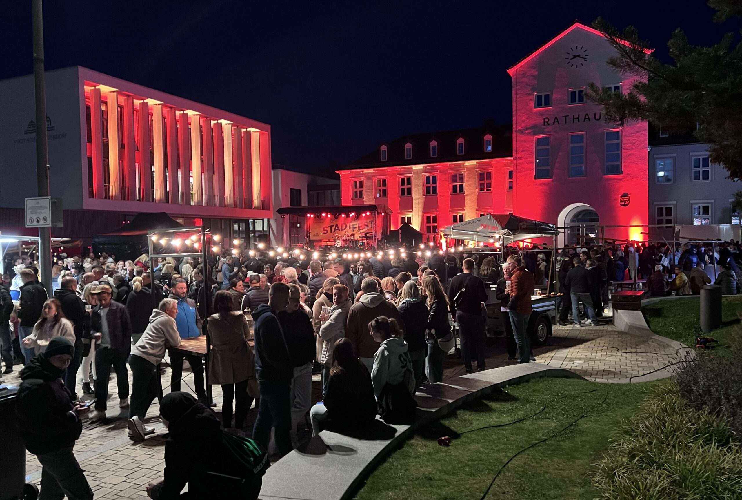 Events 6 Großes Event am Rathaus mit langer Tafel und vielen Menschen