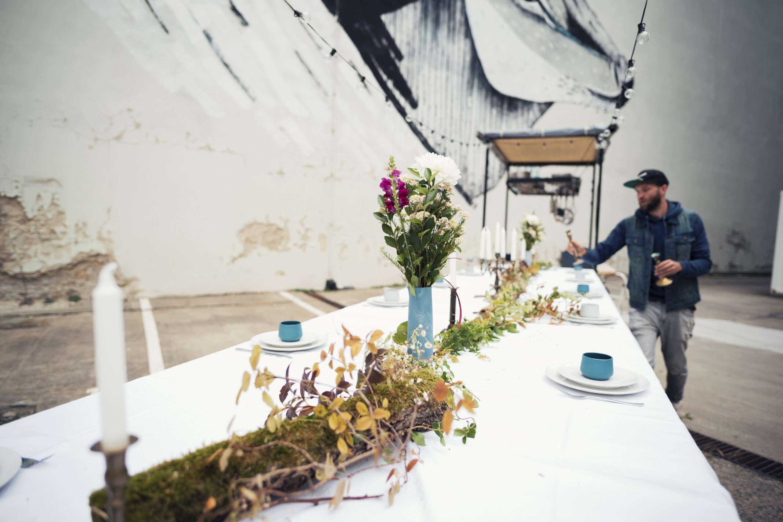 Events 2 Gedeckter Tisch in einem Berliner Hinterhof mit Graffiti und Ruben dekoriert den Tisch