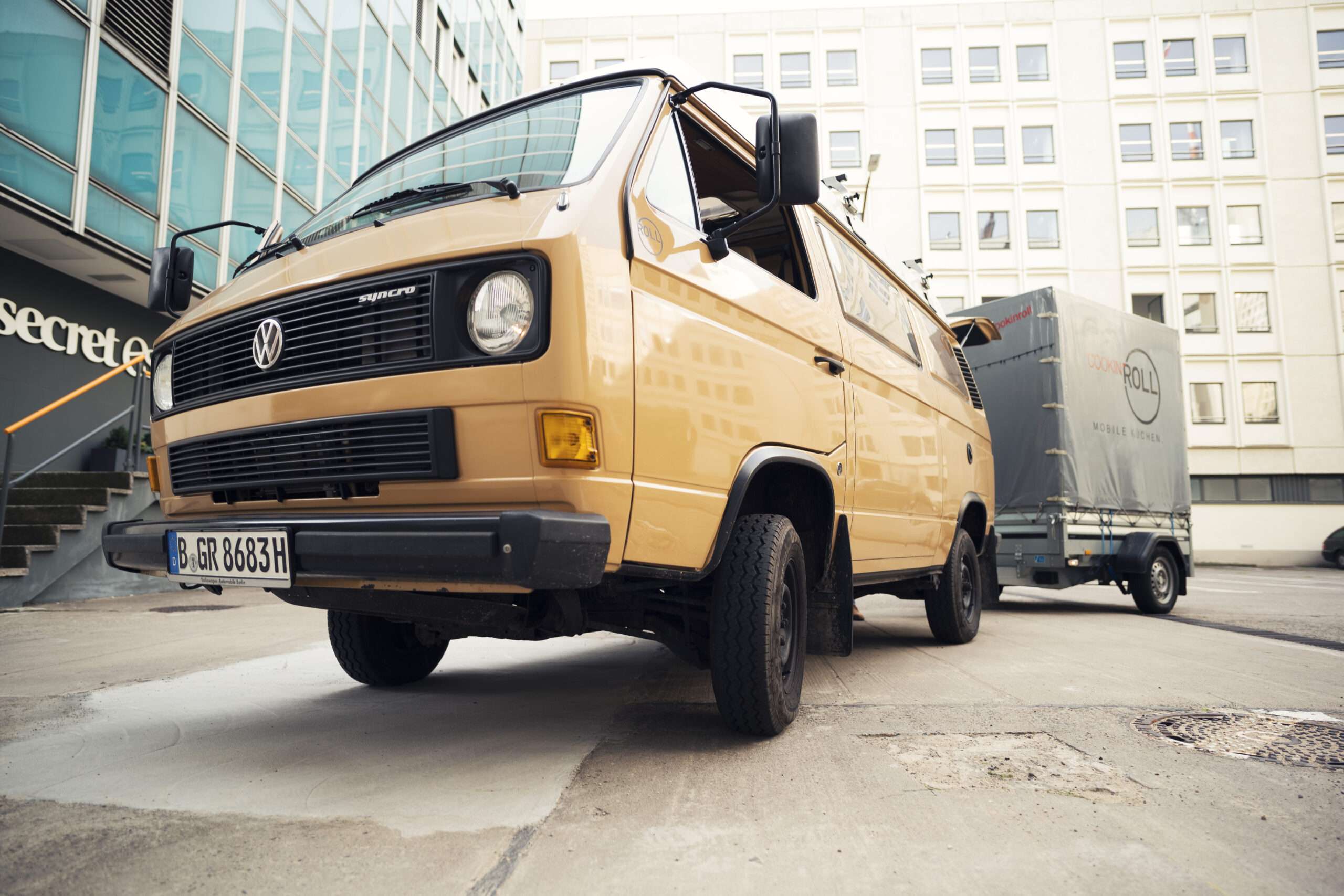Events 3 Alter Volkswagen Bus mit Anhänger