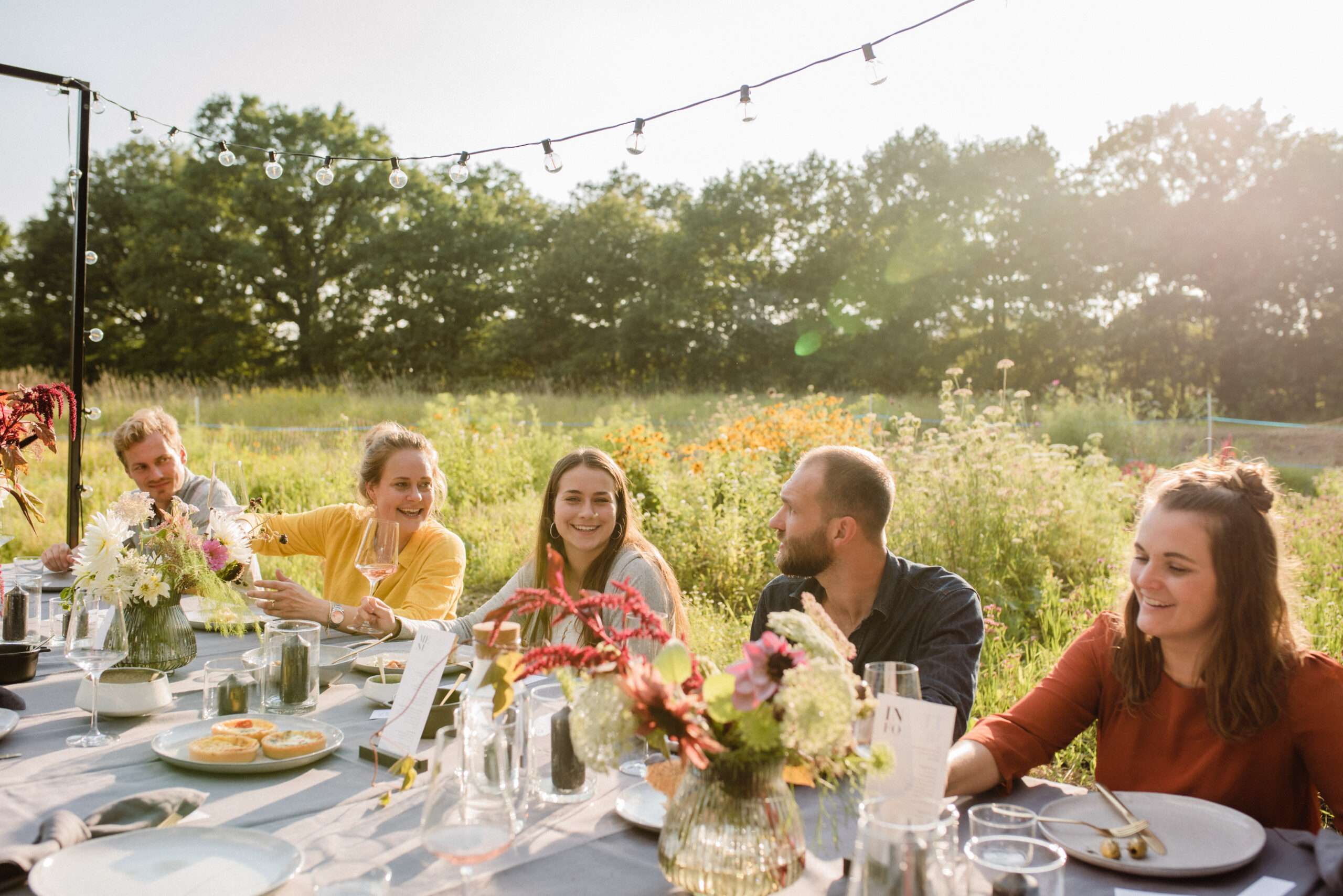 Lachende Menschen an der langen Tafel