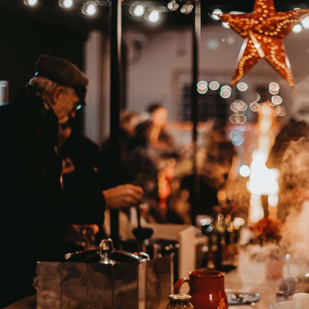 Glühwein-Ausschank am LIVIN’ROLL-Mobil bei Nacht mit Stern und Lichterketten